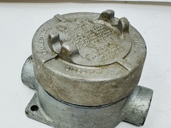 COOPER CROUSE-HINDS EABC16 CONDUIT OUTLET BOX WITH COVER 1/2″ Used