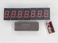 MAXIM ICM7218AIJI LED 8-Digit Display Driver plus 8 LTS-4710AR 7 Seg Display