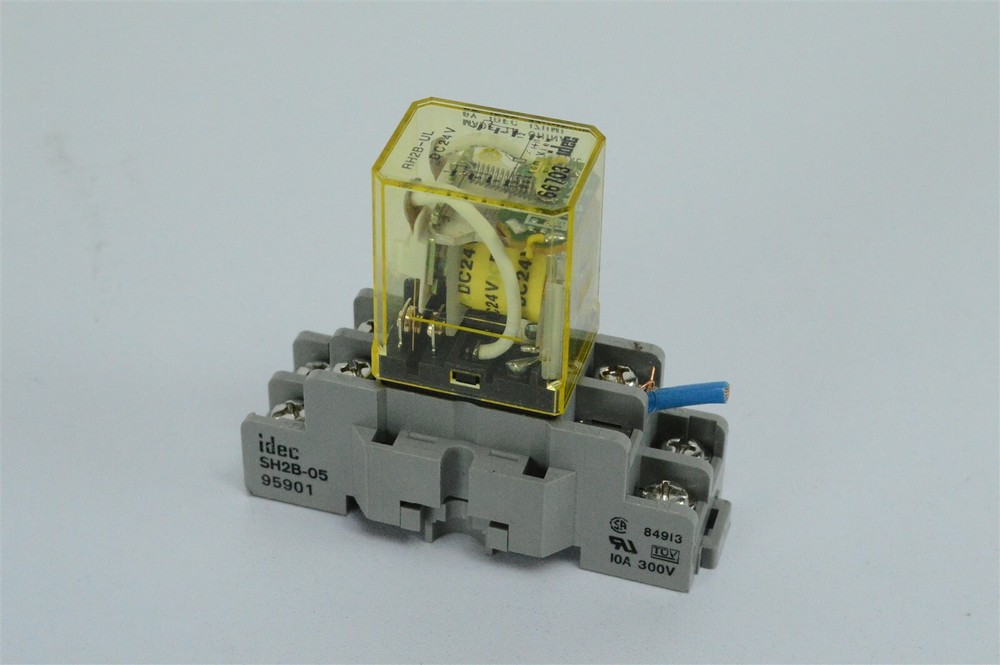Idec RH2B-U Relay, 24VDC Coil, with Idec SH2B-05 Base, 24 VDC