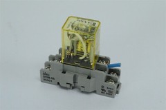 Idec RH2B-U Relay, 24VDC Coil, with Idec SH2B-05 Base, 24 VDC