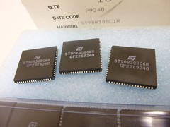 2 pieces ST90R30 BC6R ROMLESS HCMOS MCU w. A/D CONVERTER 90T30 ST9030 NEW