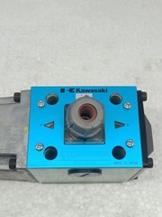 Kawasaki DE10P-10-204-DA200AL-L94 hydraulic valve Solenoid directional valve