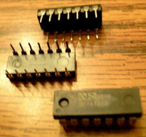 Lot of 26: National Semiconductor DM74121N