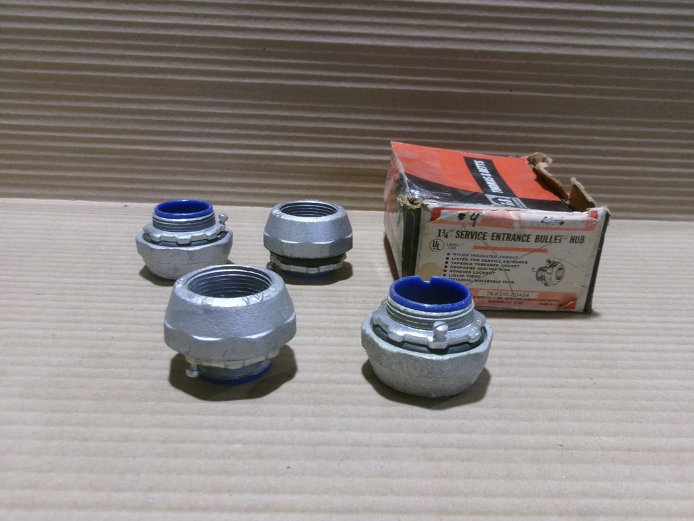 NEW T & B *Box of 4* 1 1/4″ Service Entrance Bullet Hub Nylon Insulated AK