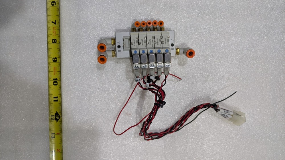 SMC SYJ314-5LZ SOLENOID VALVE (5) WITH SPECIAL CONNETOR WITH 5 PLACE MANIFOLD