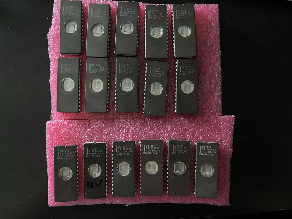 1 Count Vintage Intel D27256 Computer Chip 1982 – untested