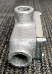 Cooper Crouse-Hinds OET1 1/2″ T-Style Conduit Outlet Body with Cover