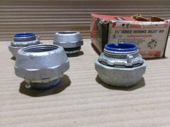 NEW T & B *Box of 4* 1 1/4″ Service Entrance Bullet Hub Nylon Insulated AK