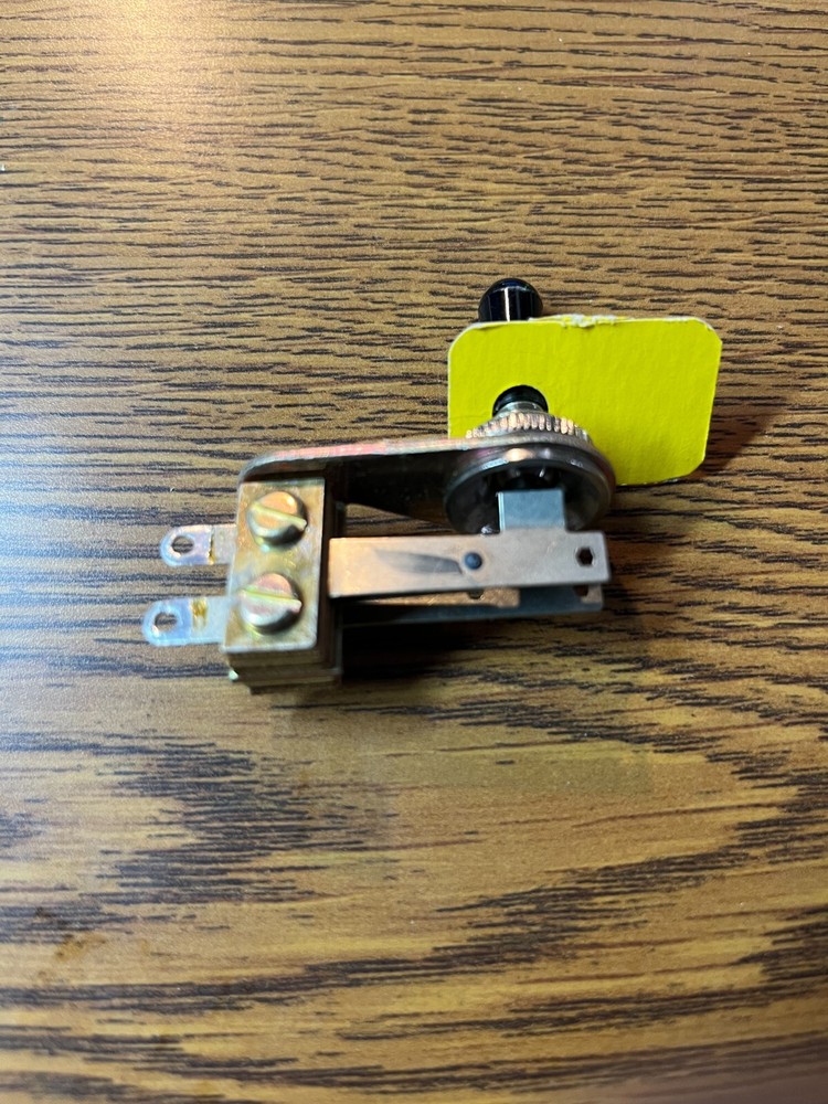 Switchcraft 12002L, Lever Switch SPST off- locking on