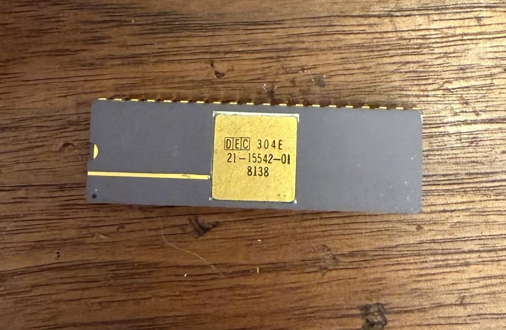 Retro Vintage Ceramic Gold IC DEC 304E 21-15542-01 KTF11 Chip 8138