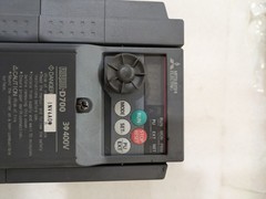 MITSUBISHI ELECTRIC D700 FR-D740-2. 2K :8. 4A 3PH AC380-480V 50/60Hz