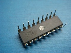 (1) PLESSEY ZN449E A-D AD CONVERTER IC ANALOG DIGITAL18 PIN DIP