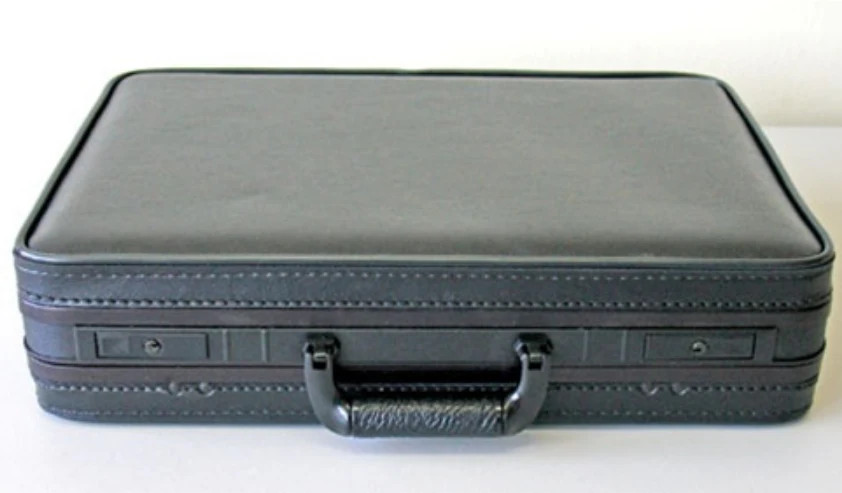 06373 – PLATT LUGGAGE – DELUXE SOFT MOLDED ATTACHE CASE – Inside Dimensions (LxW