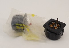 *Lot of 2* LK Connectors LKH 26-28A-9-SSS0-00PG 4-Pin Panel Mount Connector