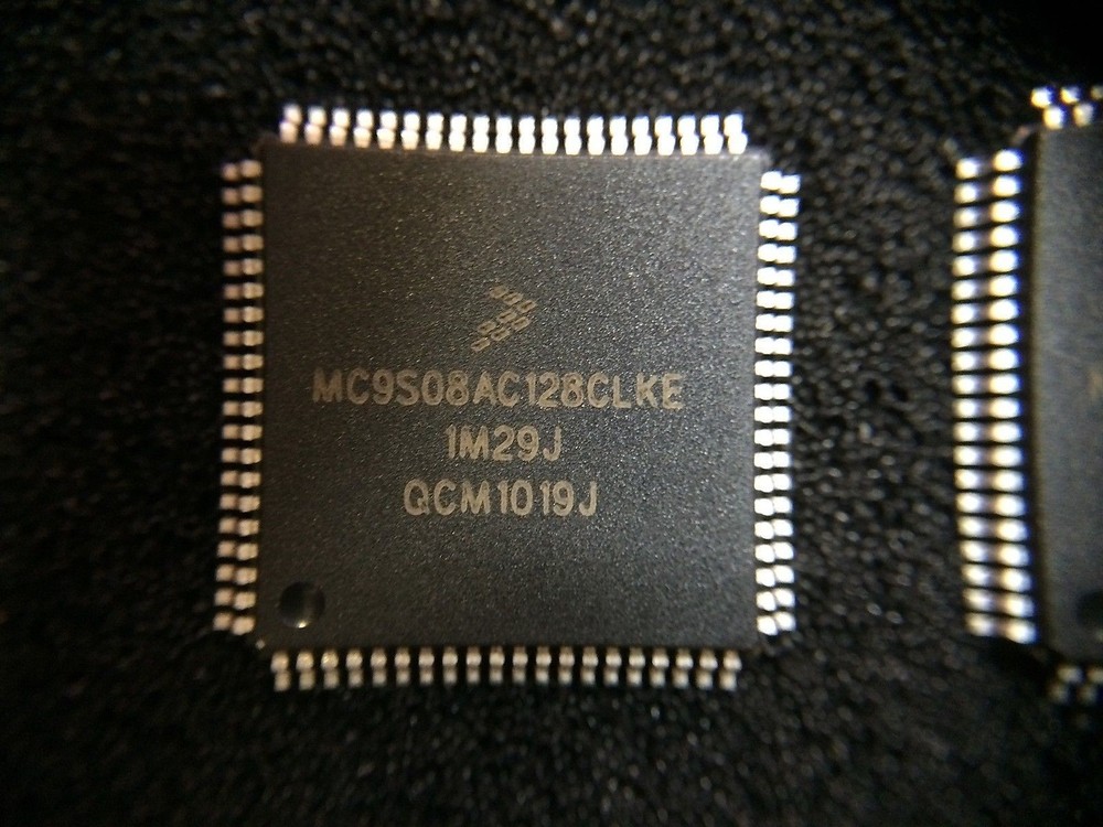 Freescale MC9S08AC128CLKE IC MCU 8BIT 128KB FLASH 80LQFP ROHS 1 UNIT