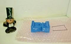 ONE (1) Finder 90.03.SMA SOCKET NEW